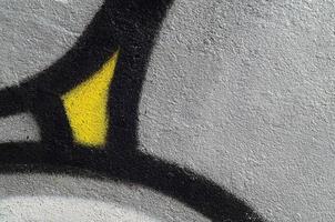 Fragment von Graffiti-Zeichnungen. Die alte Wand ist mit Farbflecken im Stil der Straßenkunstkultur dekoriert. farbige Hintergrundtextur foto