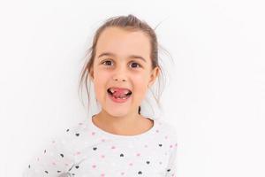kleines Mädchen erster Zahn fehlt auf weißem Hintergrund foto