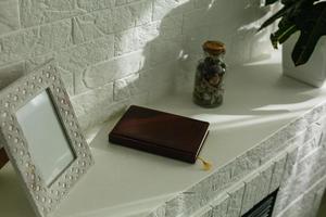 Bibelbuch in einer Wohnung in Schweden foto