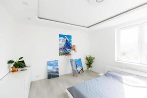 frau mit einem bild steht in der nähe der wand foto