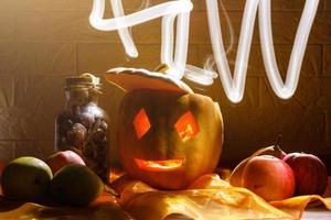 geschnitzter kürbis für halloween liegt zu hause auf einem tisch foto