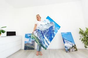 frau mit einem bild steht in der nähe der wand foto