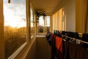 Balkon mit Wäschetrockner drinnen foto