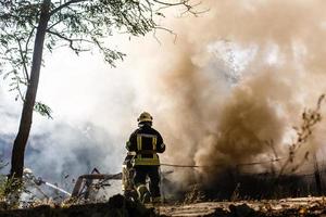 Feuerwehrleute im Einsatz, Hydranten foto