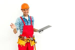 Bauarbeiter Auftragnehmer Tischler mit Klemmbrett auf weiß foto