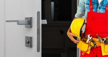 Handwerker mit seinem Helm im Lager foto