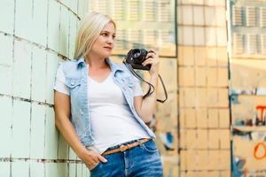 Nahaufnahme eines jungen Mädchens in Schwarz und Weiß mit Vintage-Kamera foto