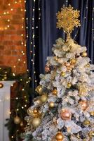 schöner weihnachtsbaum mit girlanden, kugeln und spielzeug foto