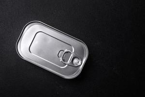 rechteckige Konservendose aus Zinn oder Aluminium mit einem Schlüssel foto