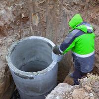 Installation eines unterirdischen Tanks für das Abwassersystem. foto