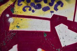 die alte mauer, bemalt in farbe graffiti zeichnung roter sprayfarben. Hintergrundbild zum Thema Zeichnen von Graffiti und Street Art foto