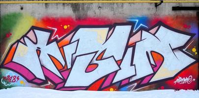 die alte mauer, bemalt in farbe graffiti zeichnung roter sprayfarben. Hintergrundbild zum Thema Zeichnen von Graffiti und Street Art foto