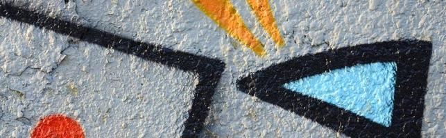 die alte mauer, bemalt in farbe graffiti zeichnen blaue sprayfarben. Hintergrundbild zum Thema Zeichnen von Graffiti und Street Art foto