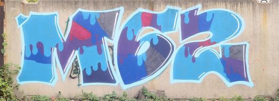 Hintergrundbild mit einem Graffiti-Muster, das mit Sprühfarben auf eine Betonwand aufgetragen wird foto