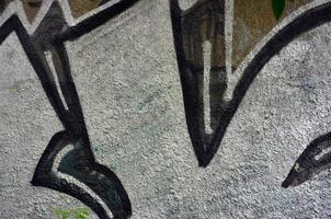 schöne Straßenkunst-Graffiti. abstrakte farbe kreative zeichnung modefarben an den mauern der stadt. urbane Gegenwartskultur. Titelfarbe an Wänden. Kultur Jugendprotest foto