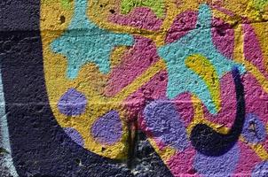 schöne Straßenkunst-Graffiti. abstrakte farbe kreative zeichnung modefarben an den mauern der stadt. urbane Gegenwartskultur. Titelfarbe an Wänden. Kultur Jugendprotest foto
