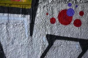 Kunst unter der Erde. schöner Streetart-Graffiti-Stil. die wand ist mit abstrakten zeichnungen hausfarbe geschmückt. moderne ikonische urbane Kultur der Straßenjugend. abstraktes stilvolles Bild an der Wand foto