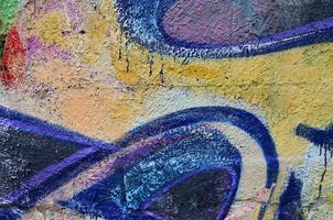 schöne Straßenkunst-Graffiti. abstrakte farbe kreative zeichnung modefarben an den mauern der stadt. urbane Gegenwartskultur. Titelfarbe an Wänden. Kultur Jugendprotest foto