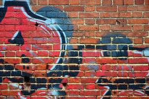 Kunst unter der Erde. schöner Streetart-Graffiti-Stil. die wand ist mit abstrakten zeichnungen hausfarbe geschmückt. moderne ikonische urbane Kultur der Straßenjugend. abstraktes stilvolles Bild an der Wand foto