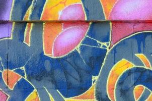 Fragment von Graffiti-Zeichnungen. Die alte Wand ist mit Farbflecken im Stil der Straßenkunstkultur dekoriert. mehrfarbige Hintergrundtextur foto