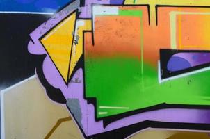 Fragment von Graffiti-Zeichnungen. Die alte Wand ist mit Farbflecken im Stil der Straßenkunstkultur dekoriert. mehrfarbige Hintergrundtextur foto