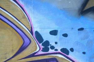 Fragment von Graffiti-Zeichnungen. Die alte Wand ist mit Farbflecken im Stil der Straßenkunstkultur dekoriert. farbige Hintergrundtextur in violetten Tönen foto