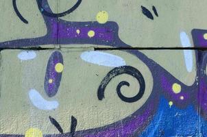 Fragment von Graffiti-Zeichnungen. Die alte Wand ist mit Farbflecken im Stil der Straßenkunstkultur dekoriert. farbige Hintergrundtextur in warmen Tönen foto