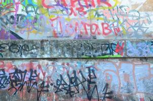 Fragment von Graffiti-Tags. Die alte Mauer ist mit Farbflecken im Stil der Street-Art-Kultur verwöhnt foto