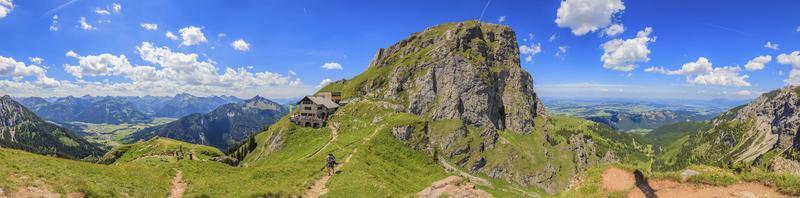 Panoramabild vom Aggenstein mit Bad Kissinger Hütte foto