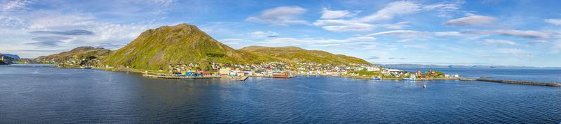 Panoramabild des isolierten norwegischen Dorfes Honningsvag in der Nähe des Nordkaps im Sommer foto