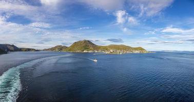 Panoramabild des isolierten norwegischen Dorfes Honningsvag in der Nähe des Nordkaps im Sommer foto