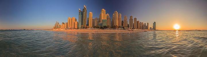 Blick auf Dubai Marina District vom offenen Strand foto