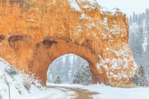 Schuss in einem Straßentunnel im Zion-Nationalpark in Utah, USA im Winter mit Schnee foto