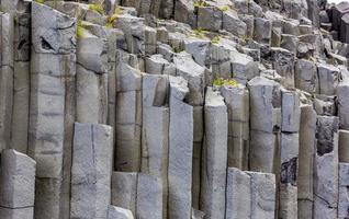 blick auf den schwarzen reynisfjara-strand mit beeindruckenden basaltsäulen in südisland tagsüber foto