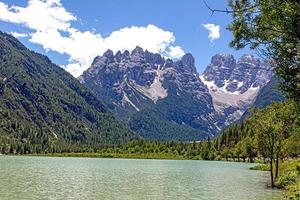 blick auf den monte cristallo vom duerrensee in den italienischen alpen tagsüber foto