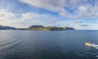 Panoramabild des isolierten norwegischen Dorfes Honningsvag in der Nähe des Nordkaps im Sommer foto