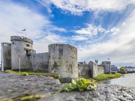 historische Stadtmauer von Limerick mit Wehrtürmen tagsüber foto