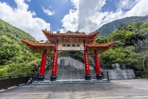 Panoramablick über das Xiangde-Tempelgebiet auf Taiwan im Sommer foto