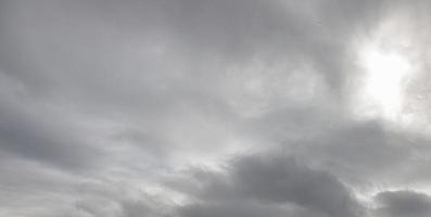 Bild eines dunklen und bewölkten Himmels während des Tages foto