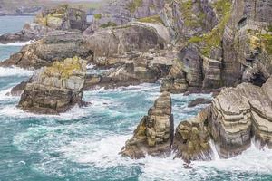 Schroffe Steilküste am Mizen Head Lighthouse im Südwesten Irlands tagsüber foto