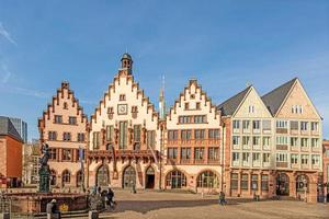 Panoramablick über den historischen Frankfurter Römerplatz mit Rathaus, Kopfsteinpflasterstraßen und alten Fachwerkhäusern im Morgenlicht foto