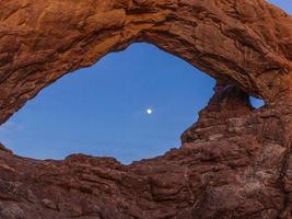 Panoramabild beeindruckender Sandsteinformationen im Arches National Park bei Nacht im Winter foto