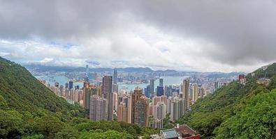 Blick auf die Skyline und den Hafen vom Victoria Peak in Hongkong foto