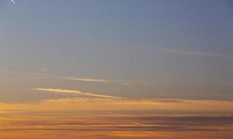 dramatischer bunter Himmel mit Nachleuchten und beleuchteten Wolken foto