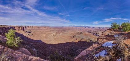 blick auf typische felsformationen im conyonlands-nationalpark in utah im winter foto