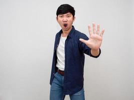asiatischer geschäftsmann steht mit der hand nach oben, um isoliert zu stoppen foto