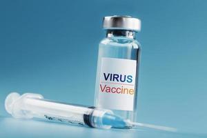 Ampulle und Spritze mit dem Impfstoff gegen das Virus gegen Krankheiten auf blauem Hintergrund.