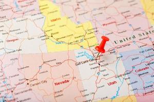 rote Schreibnadel auf einer Karte von USA, Utah und der Hauptstadt Salt Lake City. Großansicht Karte Utah mit rotem Reißzwecken foto