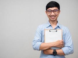 Porträt junger Mann glücklich Lächeln halten Dokument Board isoliert foto