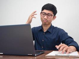 Der Geschäftsmann, der am Arbeitstisch sitzt, fühlt sich durch die Arbeit angespannt foto